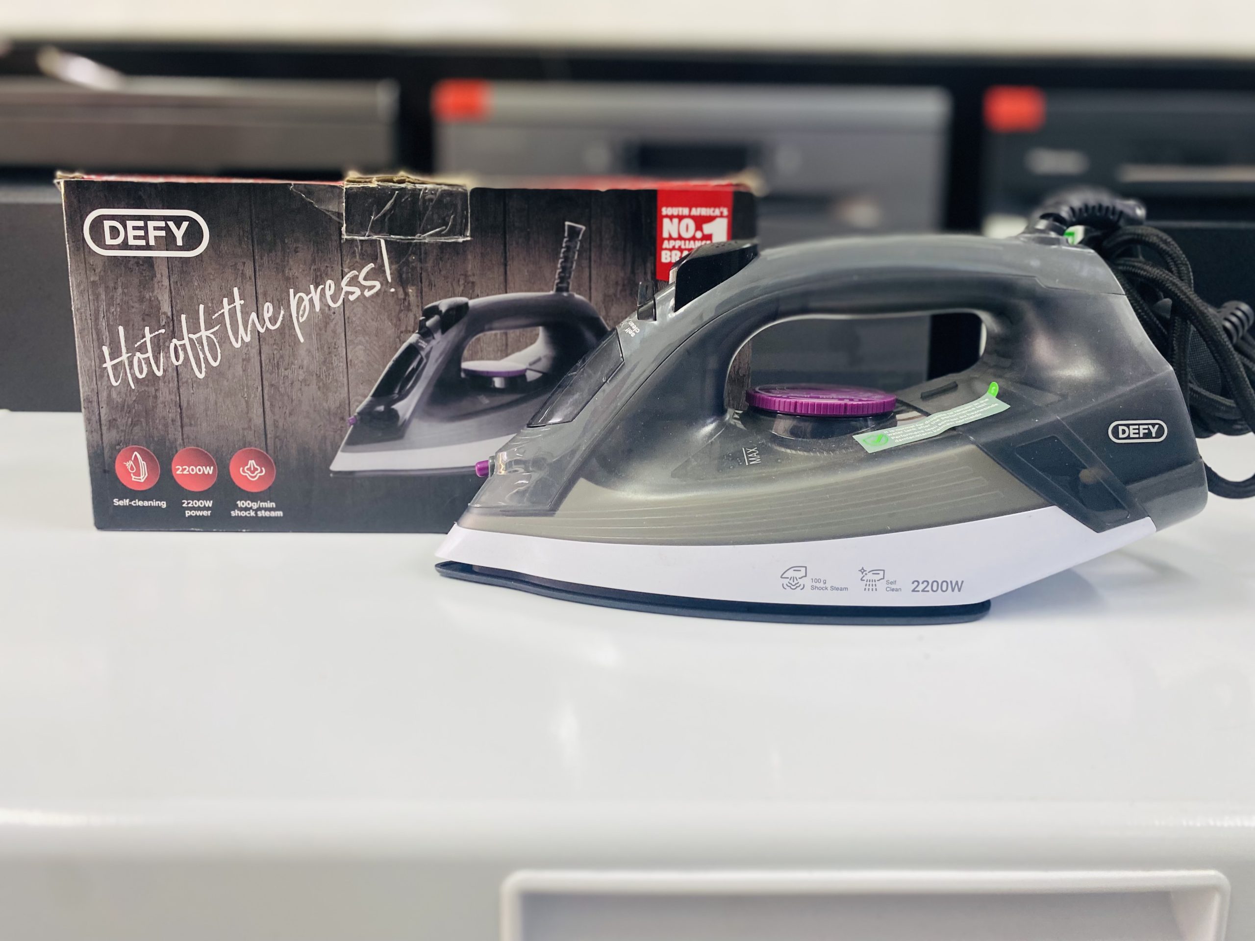 DEFY 2200W CERAMIC NON-STICK STEAM IRON BLACK S12322CX - Image 4